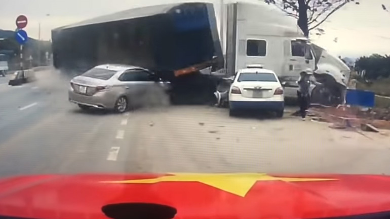 Μαμά και παιδί σώθηκαν τελευταία στιγμή! Μαμά και παιδί σώθηκαν τελευταία στιγμή!