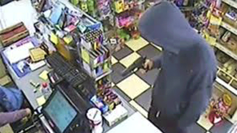 Ο … ψηλός και ο κοντός με το smart που έχουν ρημάξει τα περίπτερα του Πειραιά