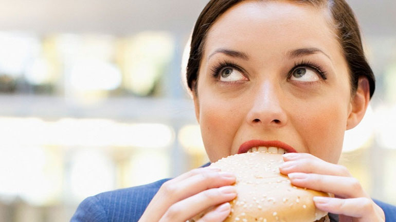 Να τι συμβαίνει στο σώμα σου όταν τρως fast food!