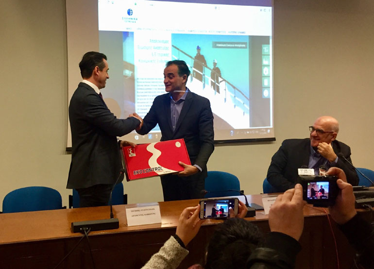 O Περιφερειάρχης Δυτικής Μακεδονίας κ. Θεόδωρος Καρυπίδης λαμβάνει την “EKO Card” από τον Διευθυντή Εταιρικών Σχέσεων ΕΛΠΕ κ. Γ. Κορωναίο και το “EKO Control System” από τον Διευθυντή Marketing Εμπορίας κ. Σ. Αναστασιάδη.