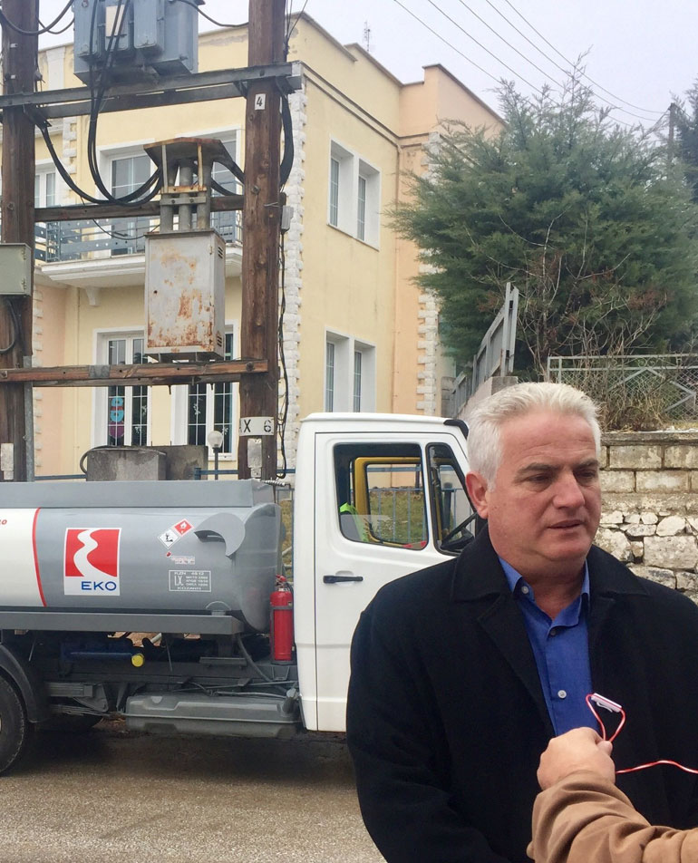 Ο κ. Π. Στεργιούλης, Πρόεδρος των ΚΕΚ ΑΜΕΑ «Ειδικό Εργαστήρι Πτολεμαΐδας» σε δηλώσεις του κατά την παράδοση πετρελαίου θέρμανσης από βυτιοφόρο της ΕΚΟ
