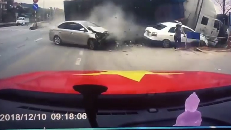 Γυναίκα με το μωρό της σώζεται τελευταία στιγμή από φορτηγό εκτός ελέγχου