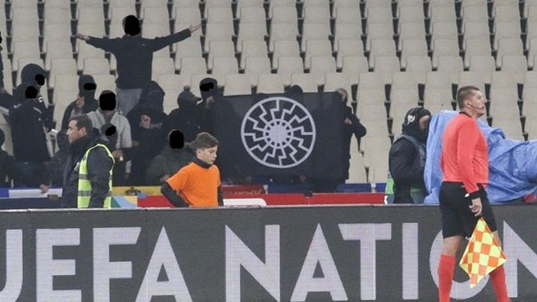 UEFA: Κλείσιμο δύο θυρών στον επόμενο αγώνα της Εθνικής για τα ναζιστικά πανό