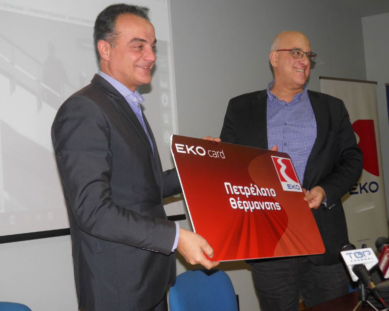 O Περιφερειάρχης Δυτικής Μακεδονίας κ. Θεόδωρος Καρυπίδης λαμβάνει την “EKO Card” από τον Διευθυντή Εταιρικών Σχέσεων ΕΛΠΕ κ. Γ. Κορωναίο και το “EKO Control System” από τον Διευθυντή Marketing Εμπορίας κ. Σ. Αναστασιάδη.
