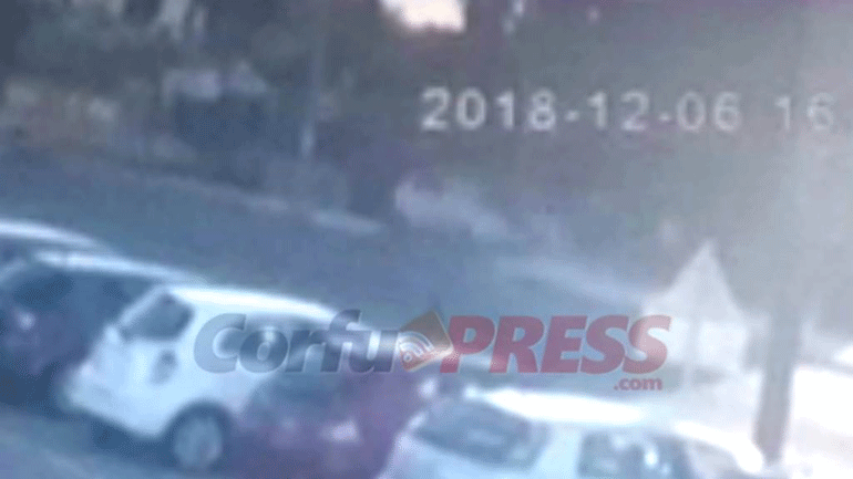 Κέρκυρα: Αυτοκίνητο αναποδογύρισε και προσγειώθηκε στο πεζοδρόμιο – Σώος ο οδηγός