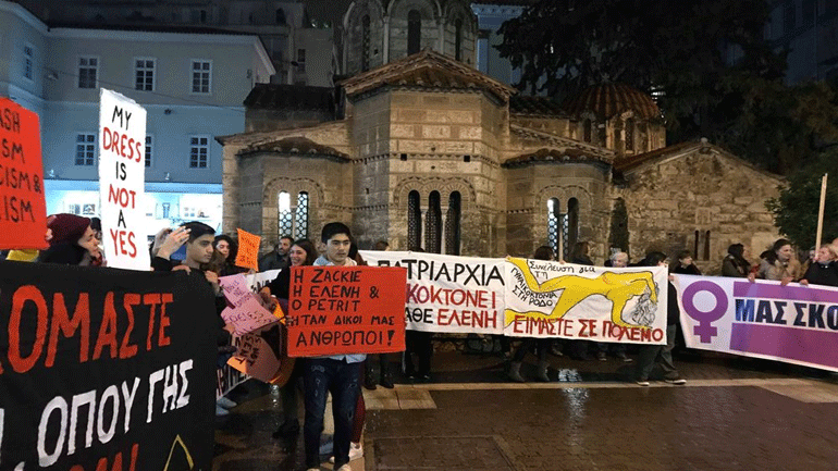 Σε εξέλιξη πορεία στο κέντρο της Αθήνας με αφορμή τη δολοφονία της Ελένης Τοπαλούδη