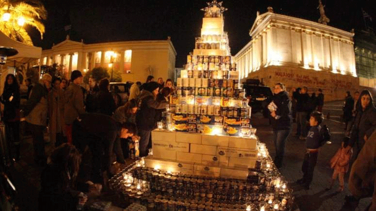 Στα Προπύλαια στήθηκε το χριστουγεννιάτικο δέντρο από γάλα των Γιατρών του Κόσμου