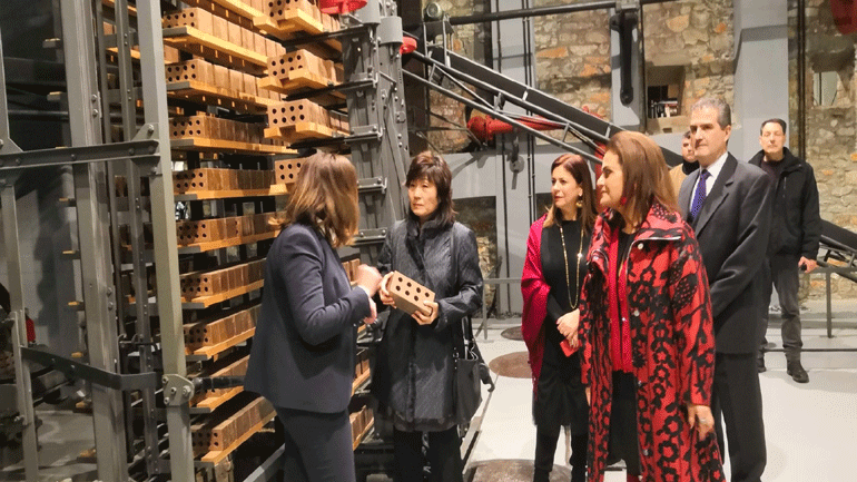 Βόλος: Η πρέσβης της Κίνας εγκαινίασε έκθεση με παραδοσιακά κοστούμια της κινεζικής όπερας