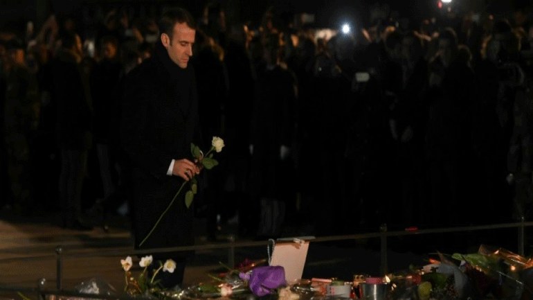 Ένα λευκό τριαντάφυλλο από τον Μακρόν στην μνήμη των θυμάτων της επίθεσης του Στρασβούργου