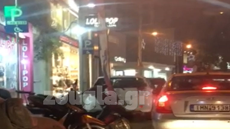 Περιστέρι: Ασυνείδητοι μοτοσικλετιστές πάρκαραν σε θέση αναπήρου