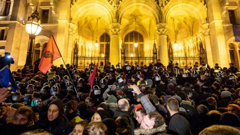 Ουγγαρία: Τρίτη νύχτα διαδηλώσεων εναντίον του νέου νόμου για τις εργασιακές σχέσεις