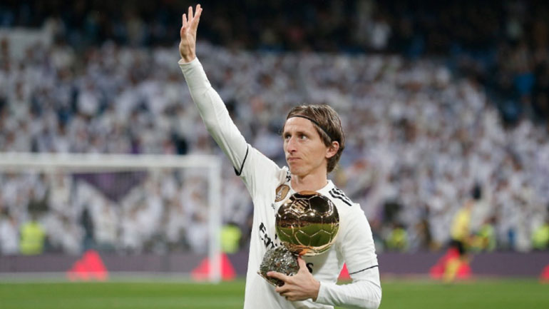 O Mόντριτς με το βαρύτιμο τρόπαιο ανά χείρας