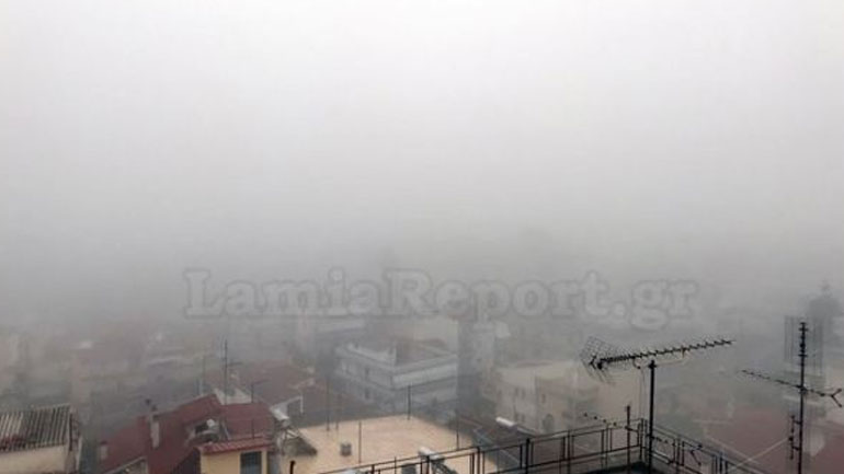 Τοπίο στην ομίχλη η Λαμία