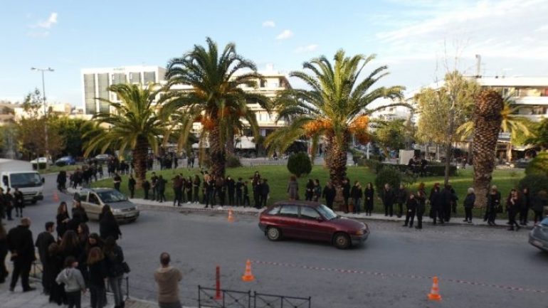 Εκατοντάδες Χανιώτες… κύκλωσαν την Πλατεία Δικαστηρίων