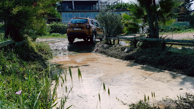 Ό,τι όχημα 4x4 ή SUV και να έχουμε, το ζητούμενο είναι να γνωρίζουμε πως μπορούμε να περάσουμε από νερό (στη φωτό το Dacia Duster)