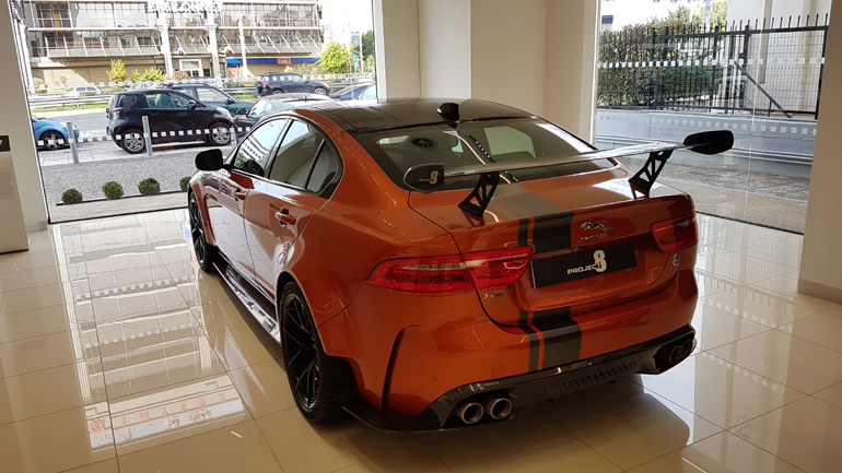 Η πίσω αεροτομή δημιουργεί τόσο κάθετη δύναμη που είναι ικανή να κρατά σταθερό το αμάξωμα σε πάρα πολύ ψηλές ταχύτητες