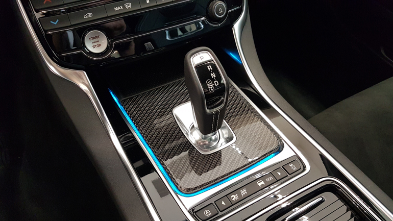 Αυτόματο κιβώτιο και με ρυθμίσεις που περιλαμβάνουν από καθημερινή οδήγηση μέχρι οδήγηση στην πίστα...