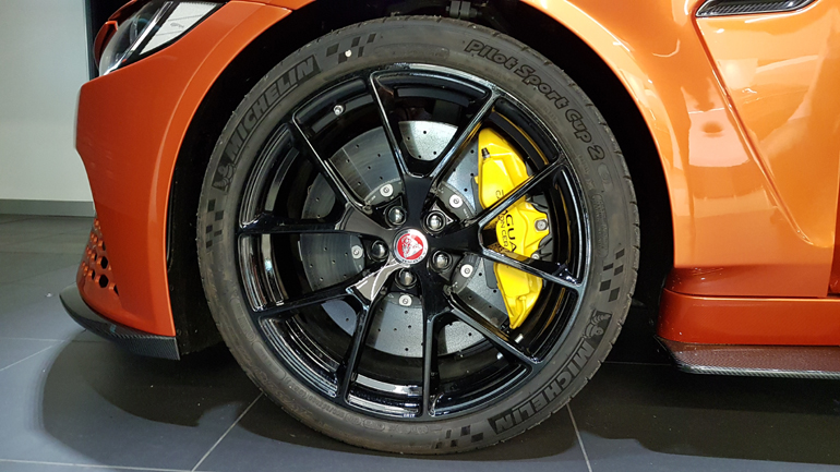 Κεραμικά φρένα για αποτελεσματικό φρενάρισμα ακόμα και όταν το όχημα κινείται με 300+...