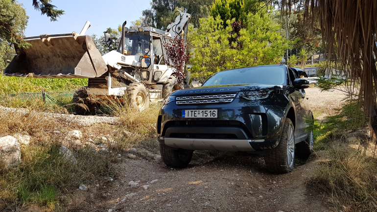 Όταν βρεθείς σε δύσβατα μέρη, καλό είναι να γνωρίζεις πώς θα κινηθείς με το αυτοκίνητό σου (στη φωτό το Land Rover Discovery)