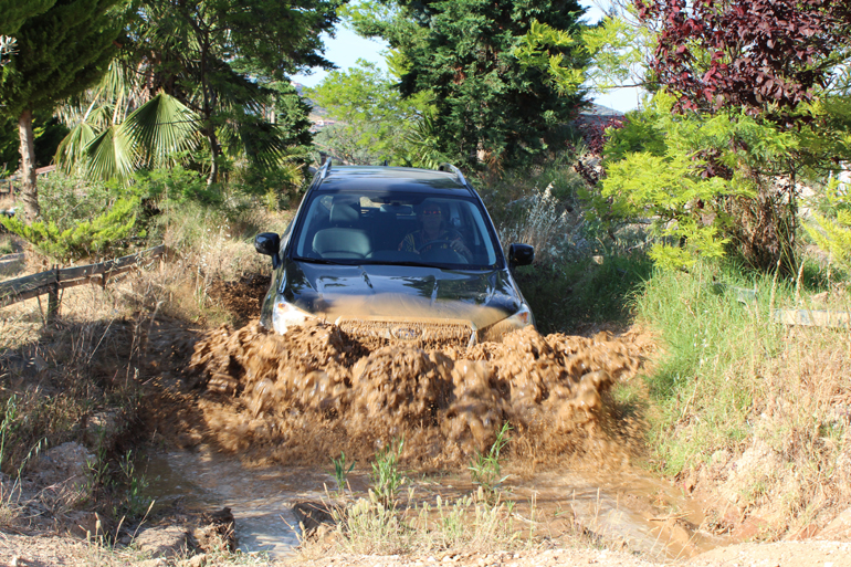 Θεαματικό... πλατς με Subaru Forester. Το πέρασμα θέλει και αυτόν τον τρόπο του