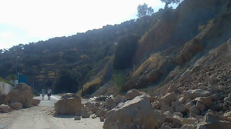 Νέες κατολισθήσεις βράχων από τις έντονες βροχοπτώσεις στο Πλωμάρι – Κλειστός ο δρόμος προς Μελίντα