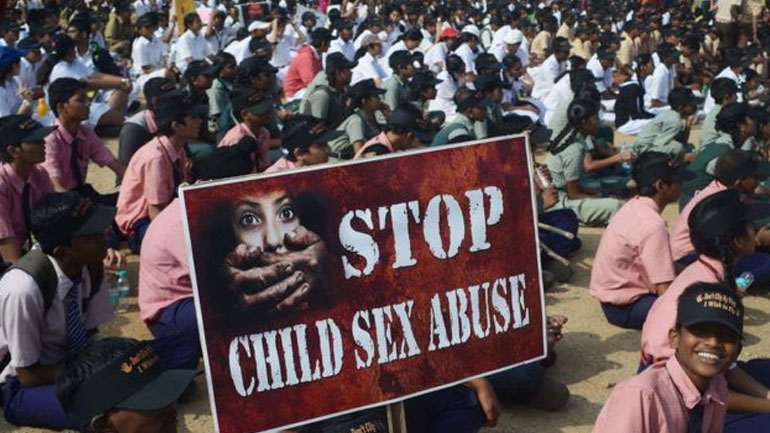 Ινδία: Σε κρίσιμη κατάσταση κοριτσάκι τριών ετών μετά τον βιασμό του από έναν γείτονα στο Νέο Δελχί