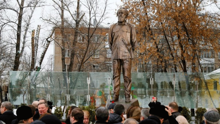Στήθηκε άγαλμα του Σολτζενίτσιν στη Μόσχα