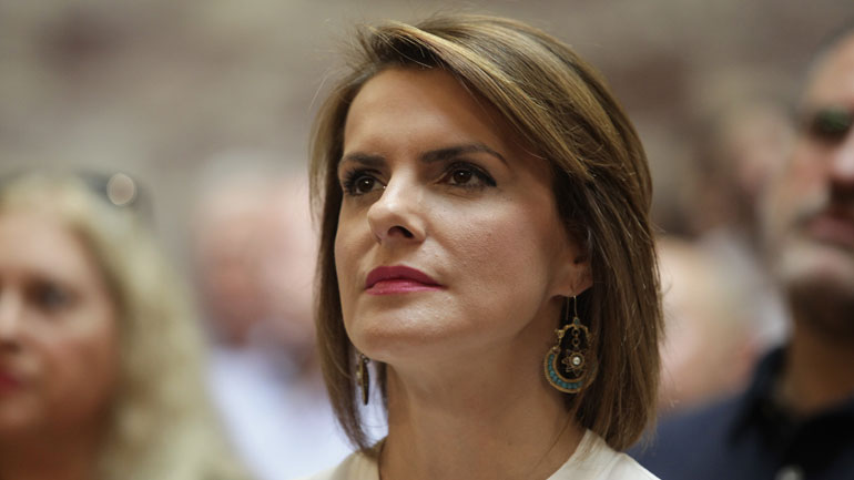 Ζωή Πετσίτη και ρεμούλα σαν αυτήν του Καλιγούλα Ζωή Πετσίτη και ρεμούλα σαν αυτήν του Καλιγούλα