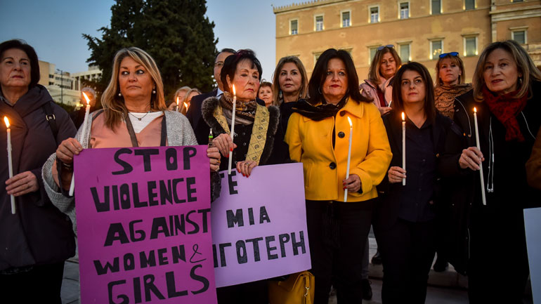 Σιωπηλή διαμαρτυρία στο Σύνταγμα για τη δολοφονία της Ελένης