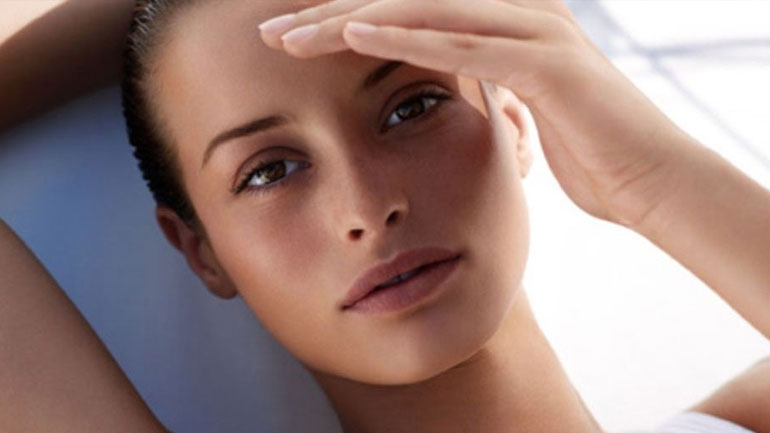 Το λάθος που κάνουμε όλες καθημερινά και καταστρέφει την επιδερμίδα μας