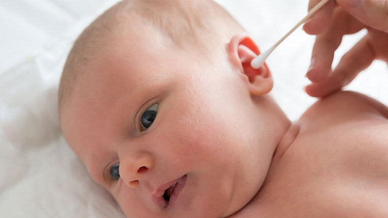 Πώς πρέπει να καθαρίζετε τα αυτιά του μωρού σας