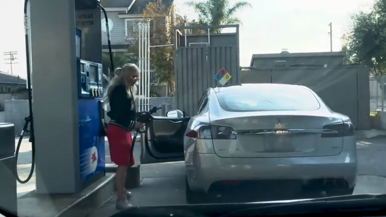 Μια γυναίκα με ηλεκτρικό αυτοκίνητο σε βενζινάδικο…