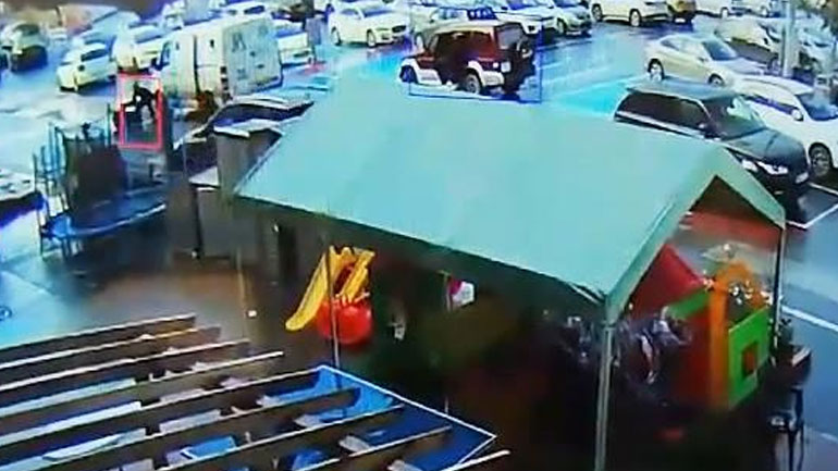 Δείτε καρέ-καρέ απόπειρα ληστείας σε χρηματαποστολή