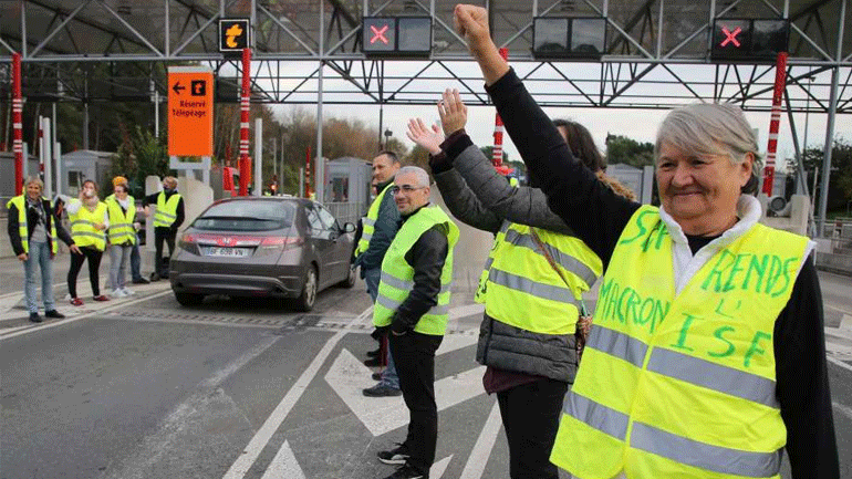 Γαλλία: Χάος στους αυτοκινητοδρόμους – Τα «κίτρινα γιλέκα» πυρπολούν διόδια