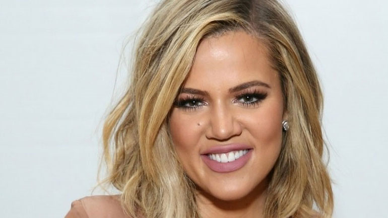 Η Khloe Kardashian λανσάρει την πρώτη της εορταστική make up collection