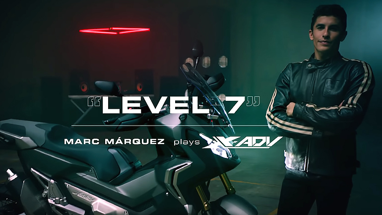 Ο Marc Marquez «παίζει» το Honda X-ADV Ο Marc Marquez «παίζει» το Honda X-ADV