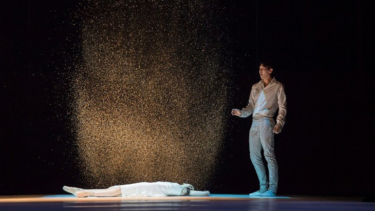 Μία ξυπόλυτη «Σταχτοπούτα» από τα Μπαλέτα του Μόντε Κάρλο στο Μέγαρο