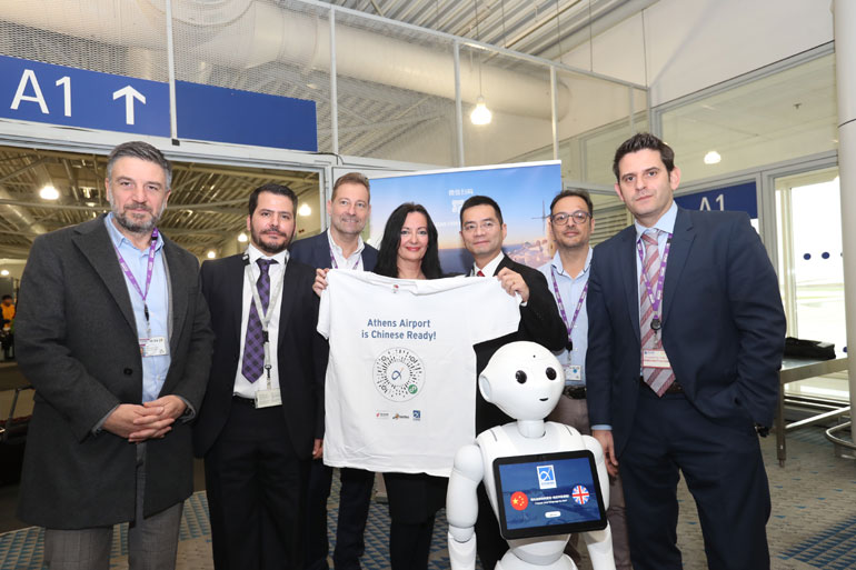 Η ομάδα του αεροδρομίου, της Toorbee και της AirChina, με τον Pepper, το ρομπότ του αεροδρομίου να «κλέβει την παράσταση»