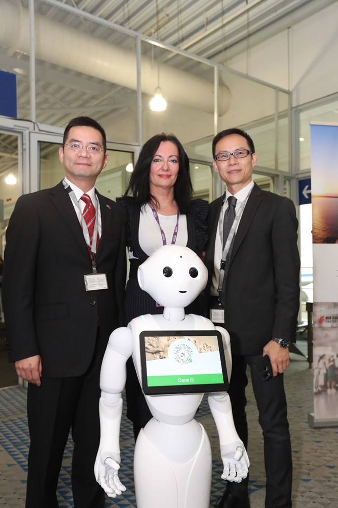 Ο Ding Yonghua, Counsellor, Embassy of the People’s Republic of China, η Ιωάννα Παπαδοπούλου, Διευθύντρια Επικοινωνίας & Μάρκετινγκ του ΔΑΑ, και ο Fan He Yun, Air China General Manager, Athens Office