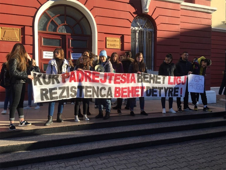 «Αν η δικαιοσύνη γίνει νόμος, η αντίσταση γίνεται καθήκον» γράφουν οι φοιτητές στο πανό 