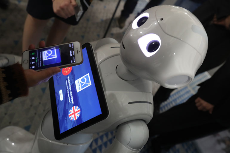 Ο Pepper του αεροδρομίου, επιδεικνύει τη νέα εφαρμογή για τους Κινέζους επισκέπτες μας!