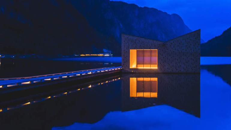 Σάουνα στις όχθες λίμνης κόβει την ανάσα