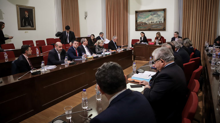 Μαλλιά κουβάρια και στο βάθος… το ωραίο χτένισμα της Θάνου