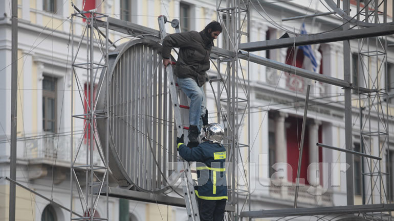 Aίσιο τέλος για τον άνδρα που είχε ανέβει στο γλυπτό της πλατείας Ομονοίας