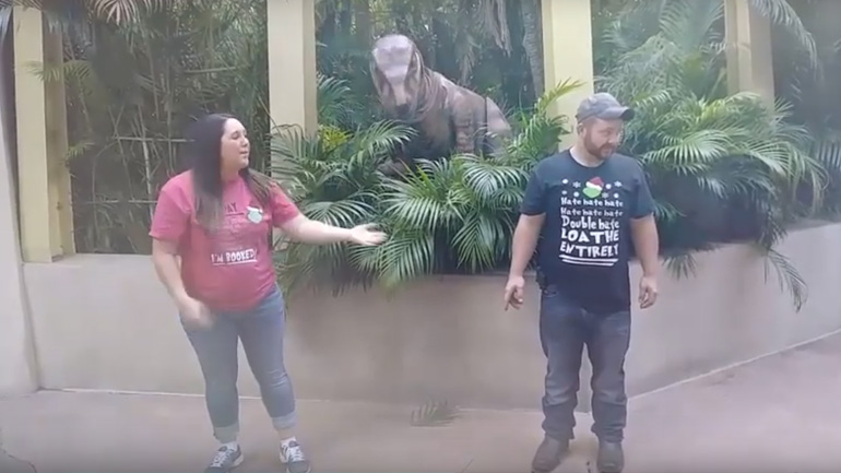 Γυναίκα ποζάρει για φωτογραφία δίπλα από ένα δεινόσαυρο