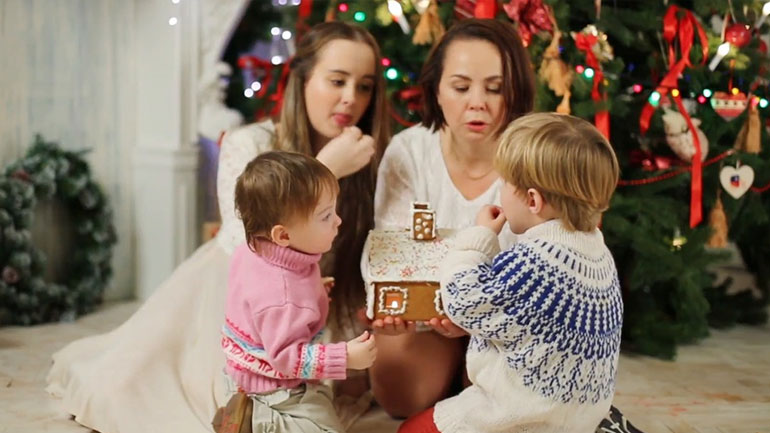 Συμβουλές για ήρεμες και χαρούμενες γιορτές στο σπίτι με τα παιδιά