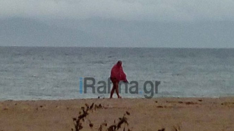 Η βουτιά του Κώστα Καραμανλή στα παγωμένα νερά της Ραφήνας