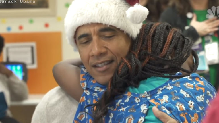 Ο Μπαράκ Ομπάμα ως Άγιος Βασίλης μοιράζει δώρα σε νοσοκομείο Παίδων της Ουάσινγκτον