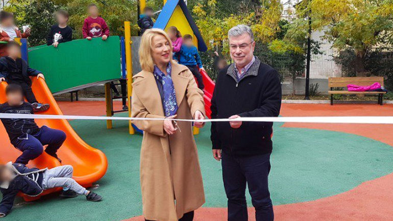 Η Ρένα Δούρου εγκαινίασε σύγχρονη παιδική χαρά στον Ταύρο