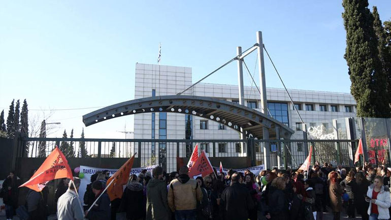 Συγκέντρωση της ΔΟΕ το μεσημέρι έξω από το Υπουργείο Παιδείας